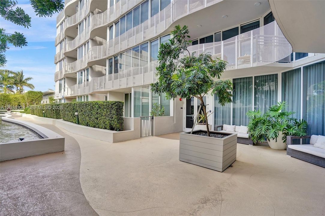 For Rent: $4,000 (1 beds, 1 baths, 711 Square Feet)