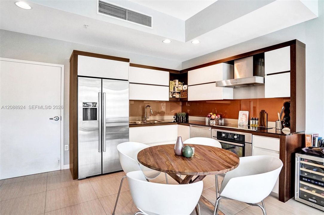 For Rent: $4,000 (1 beds, 1 baths, 711 Square Feet)