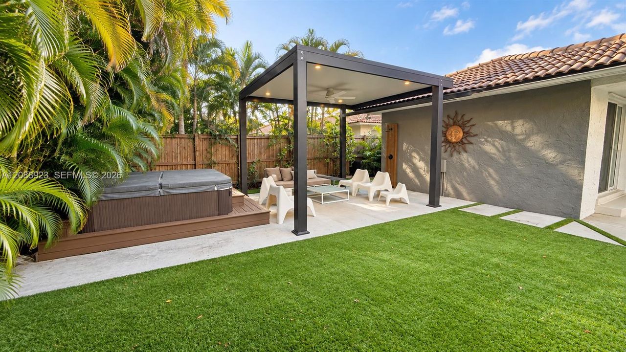 Outdoor Sitting area with Hot Tub Spa