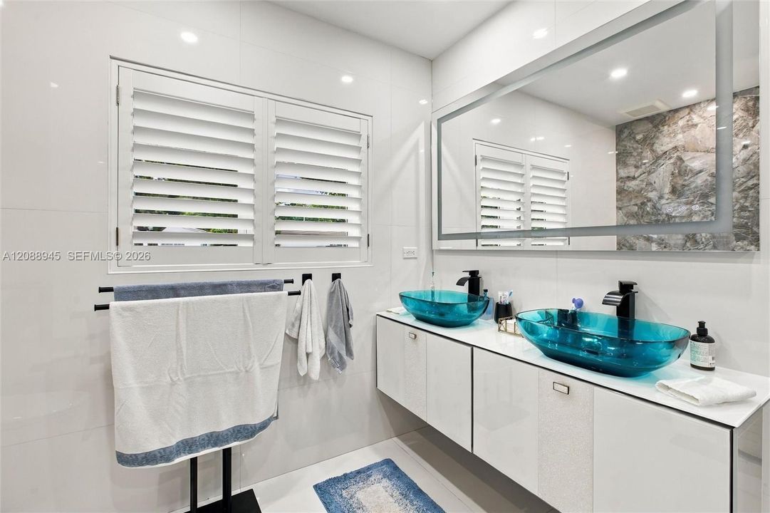 For Sale: $3,300,000 (3 beds, 2 baths, 2206 Square Feet)