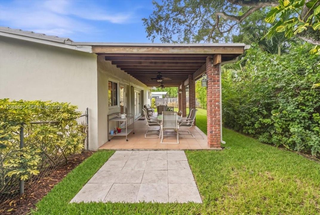 En Venta: $899,000 (4 camas, 2 baños, 1887 Pies cuadrados)