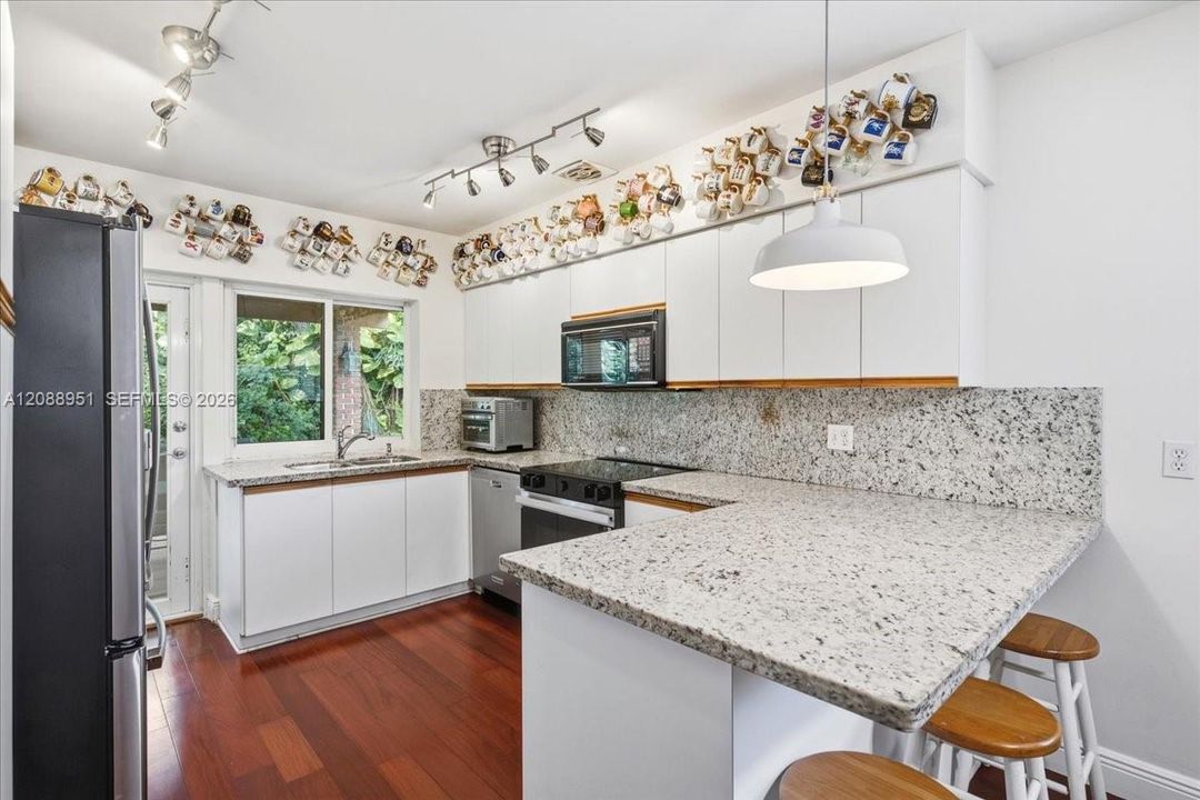 En Venta: $899,000 (4 camas, 2 baños, 1887 Pies cuadrados)