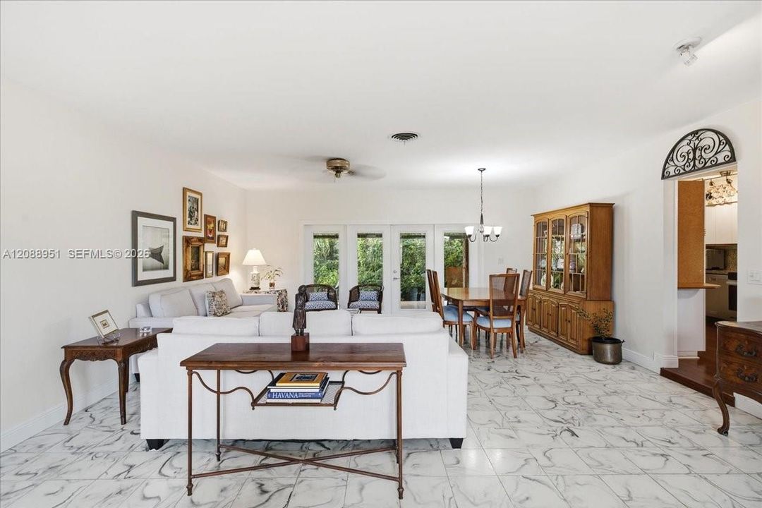 En Venta: $899,000 (4 camas, 2 baños, 1887 Pies cuadrados)