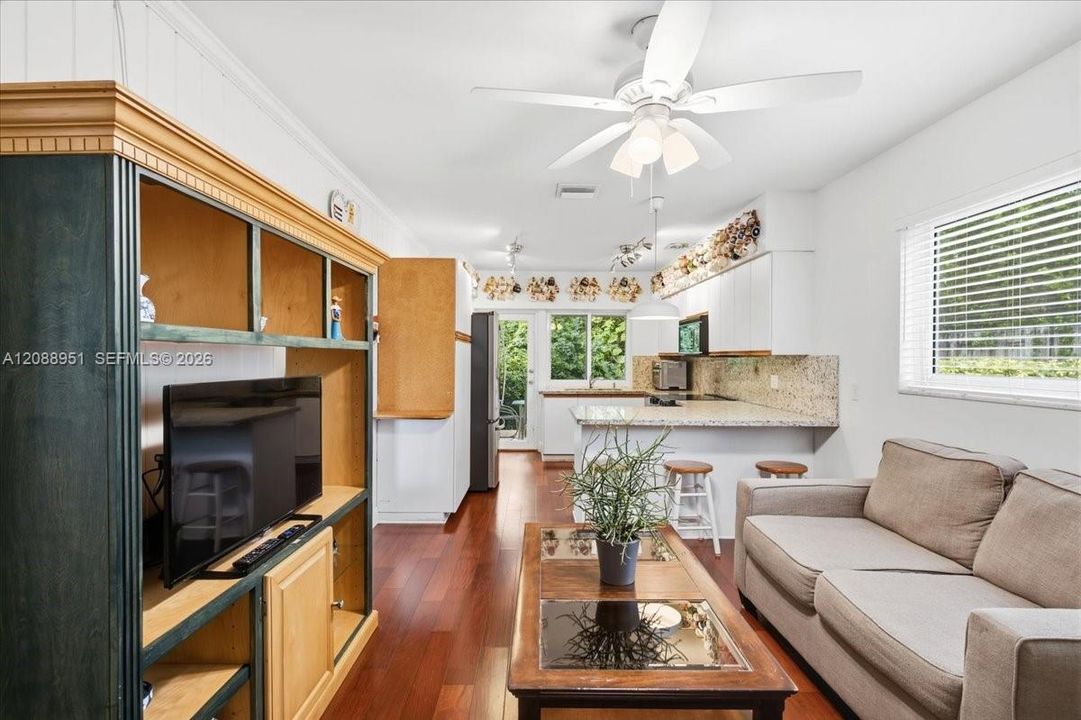 En Venta: $899,000 (4 camas, 2 baños, 1887 Pies cuadrados)
