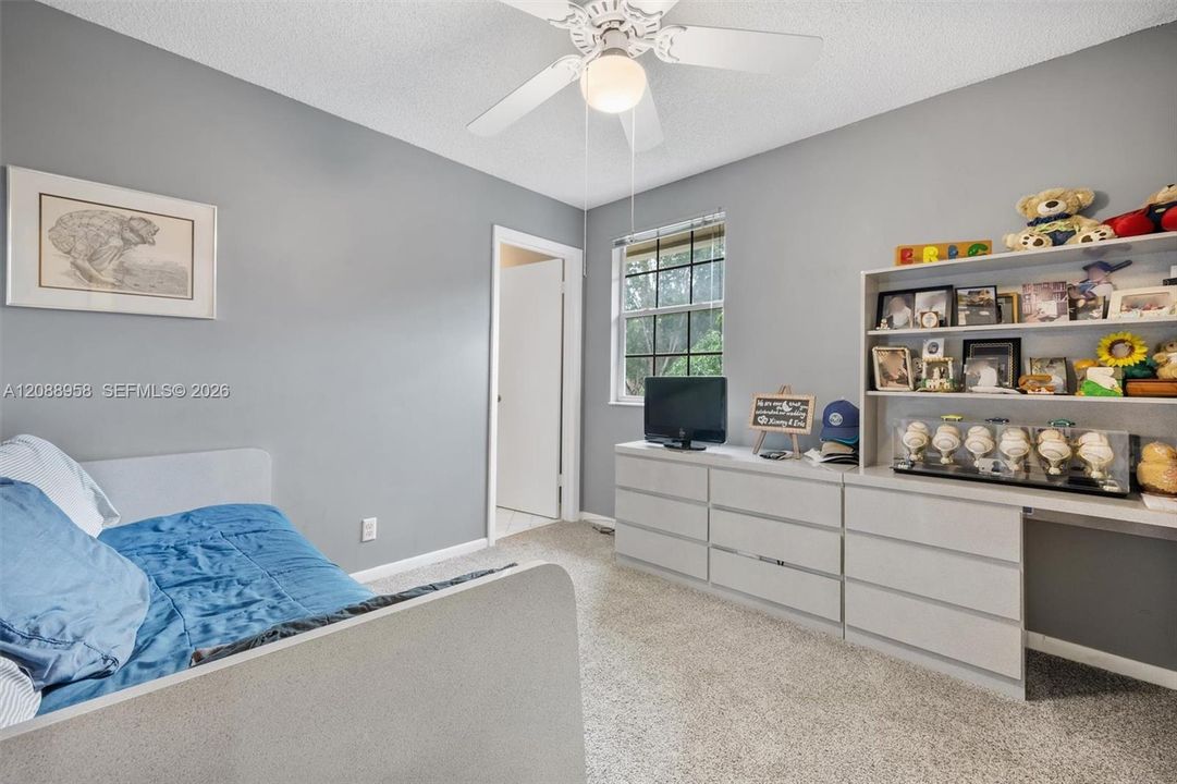 En Venta: $748,900 (4 camas, 3 baños, 2241 Pies cuadrados)
