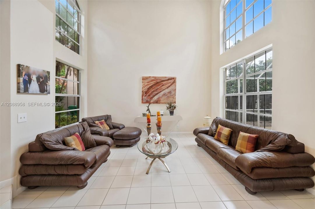 En Venta: $748,900 (4 camas, 3 baños, 2241 Pies cuadrados)