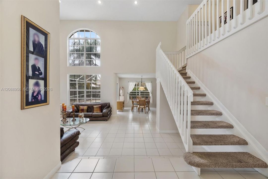 En Venta: $748,900 (4 camas, 3 baños, 2241 Pies cuadrados)