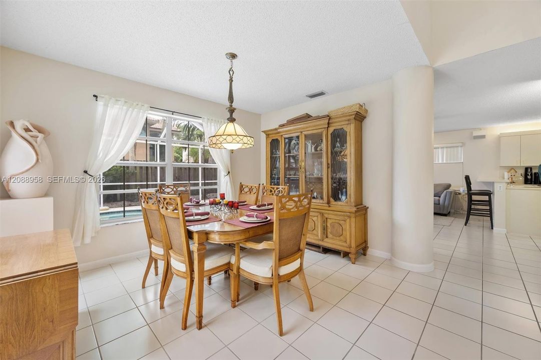 En Venta: $748,900 (4 camas, 3 baños, 2241 Pies cuadrados)