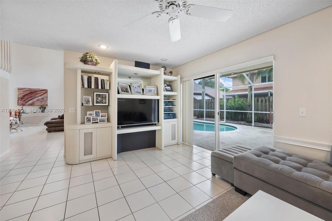 En Venta: $748,900 (4 camas, 3 baños, 2241 Pies cuadrados)