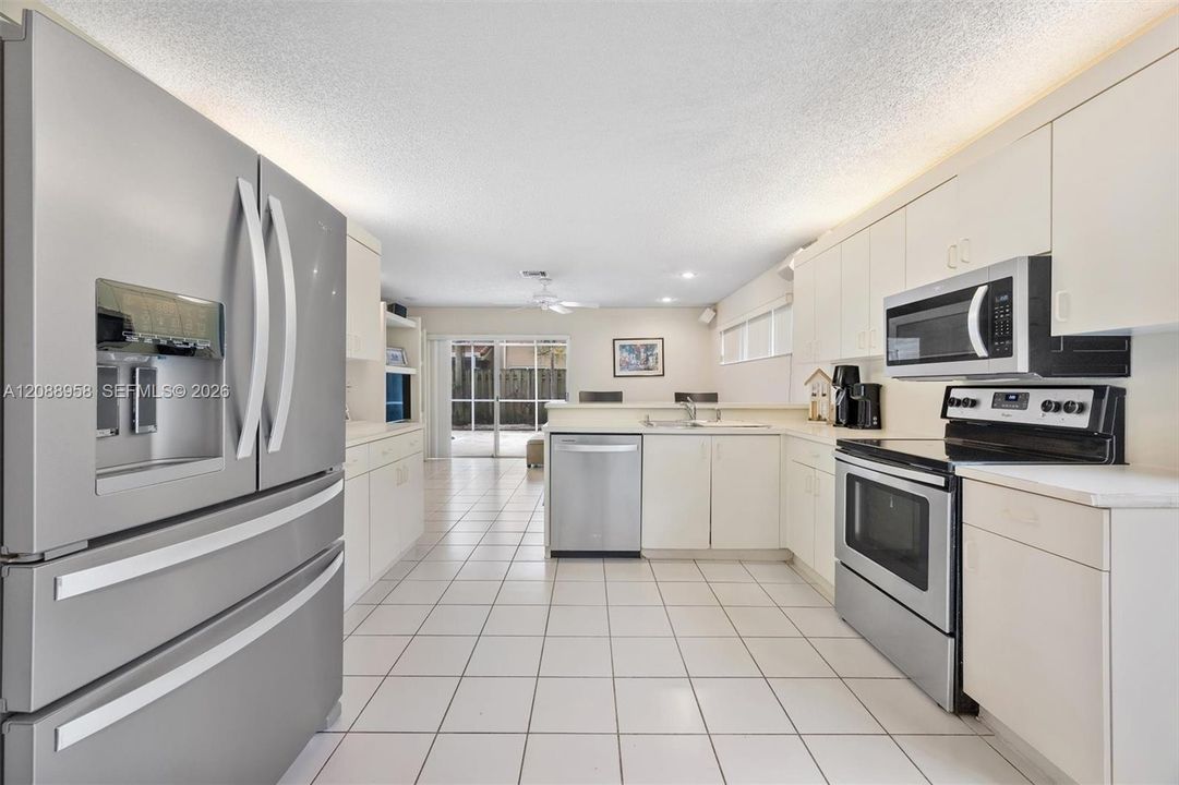 En Venta: $748,900 (4 camas, 3 baños, 2241 Pies cuadrados)