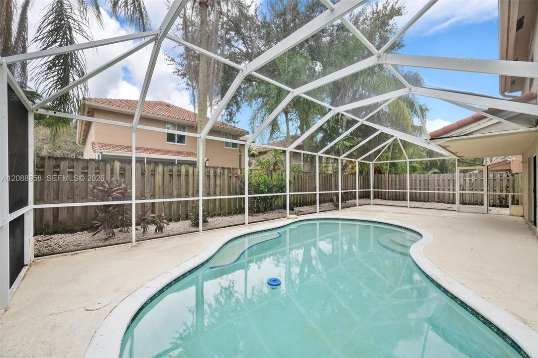 En Venta: $748,900 (4 camas, 3 baños, 2241 Pies cuadrados)