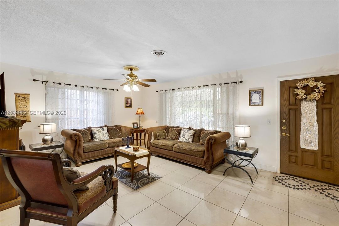 En Venta: $550,000 (3 camas, 2 baños, 1610 Pies cuadrados)