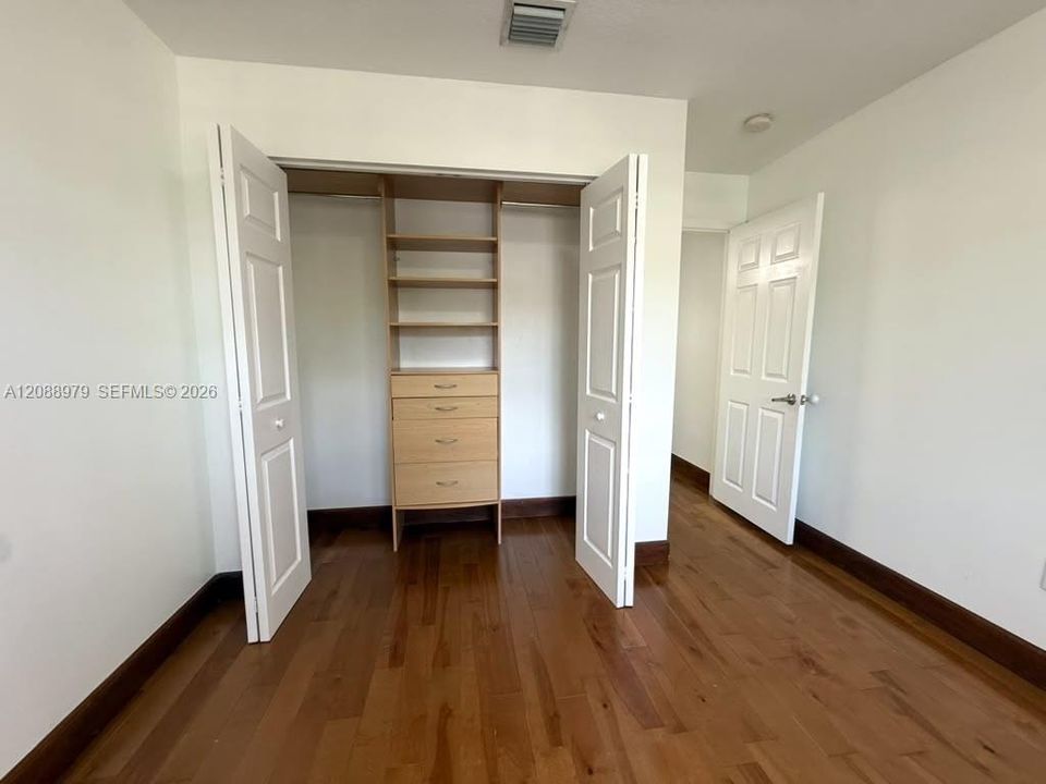 В аренду: $4,600 (4 спален, 2 ванн, 2312 Квадратных фут)