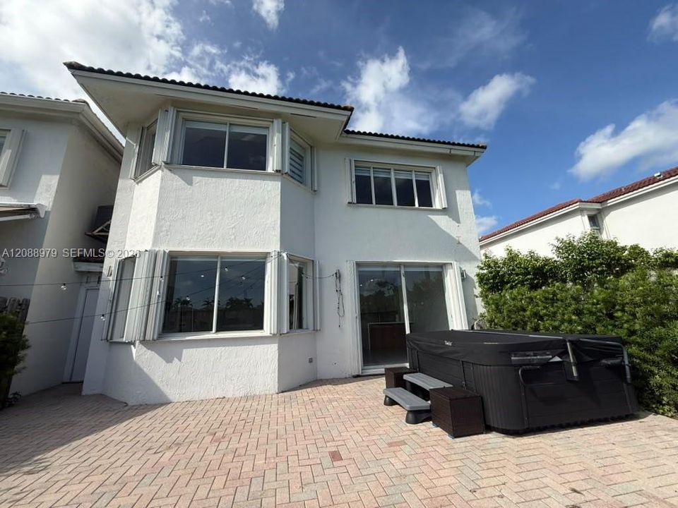 В аренду: $4,600 (4 спален, 2 ванн, 2312 Квадратных фут)