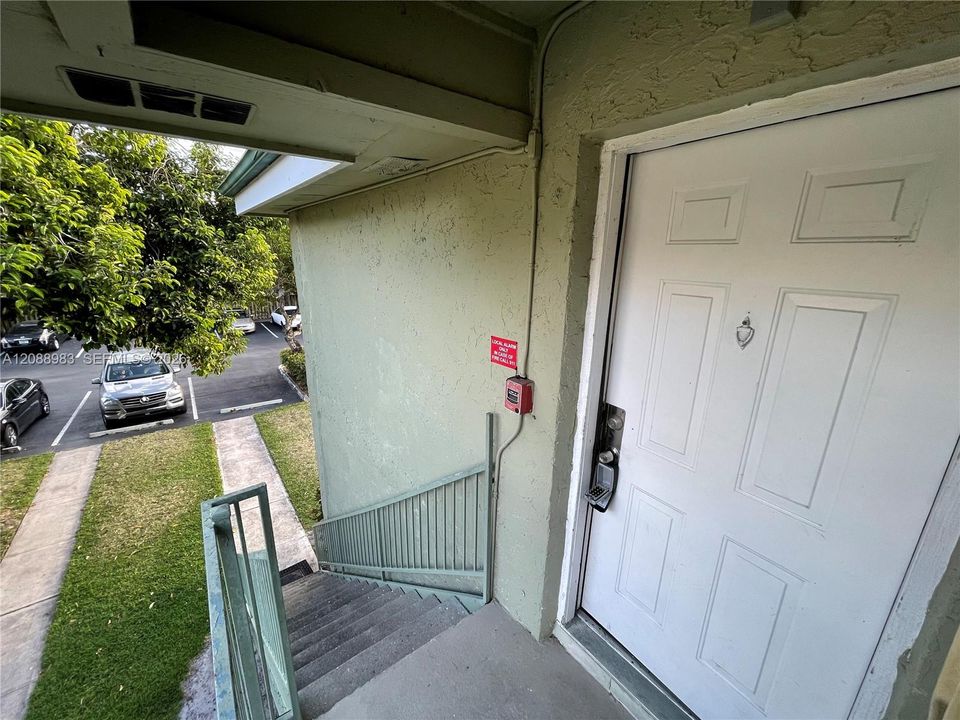 For Sale: $179,900 (2 beds, 1 baths, 731 Square Feet)