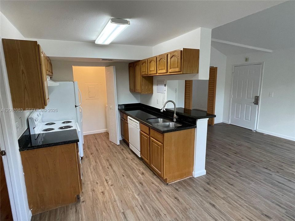 For Sale: $179,900 (2 beds, 1 baths, 731 Square Feet)