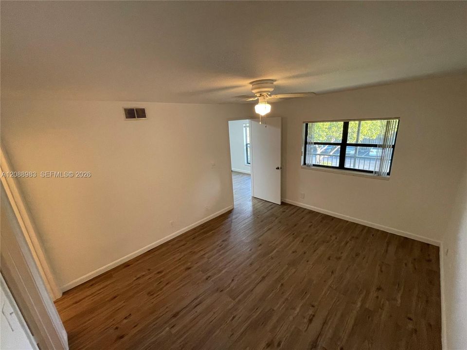 For Sale: $179,900 (2 beds, 1 baths, 731 Square Feet)