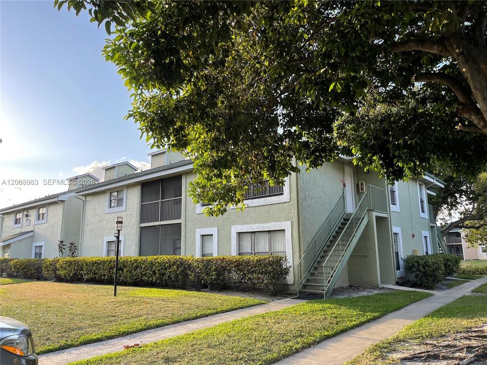 For Sale: $179,900 (2 beds, 1 baths, 731 Square Feet)