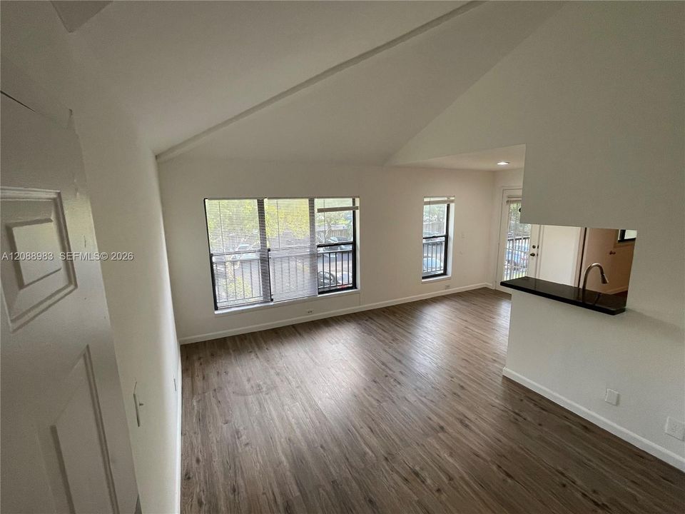 For Sale: $179,900 (2 beds, 1 baths, 731 Square Feet)