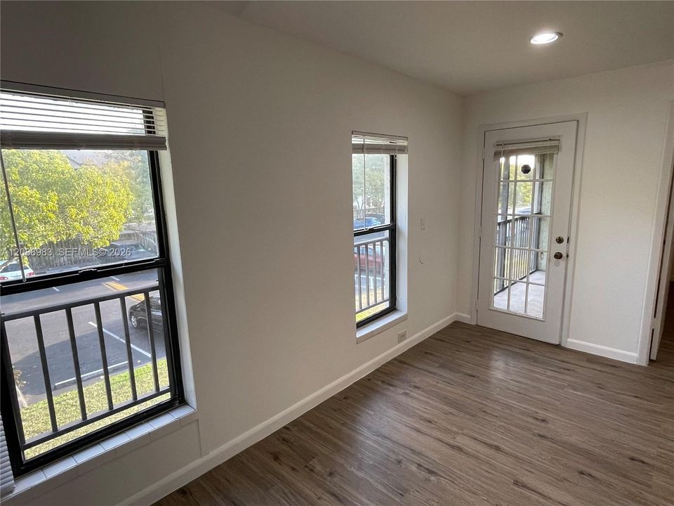For Sale: $179,900 (2 beds, 1 baths, 731 Square Feet)
