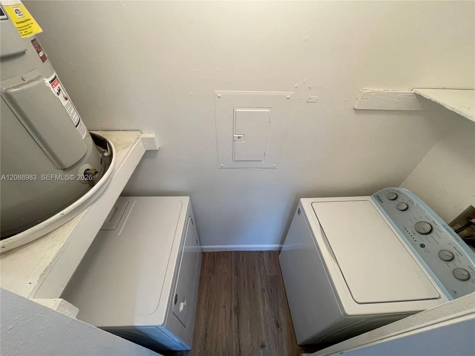 For Sale: $179,900 (2 beds, 1 baths, 731 Square Feet)