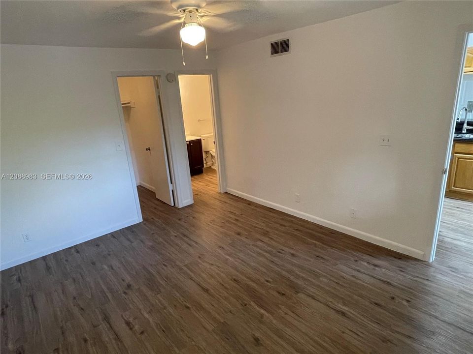 For Sale: $179,900 (2 beds, 1 baths, 731 Square Feet)