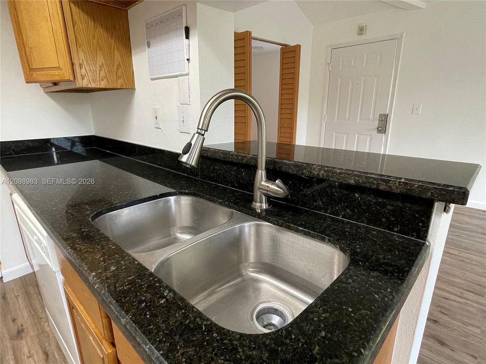 For Sale: $179,900 (2 beds, 1 baths, 731 Square Feet)