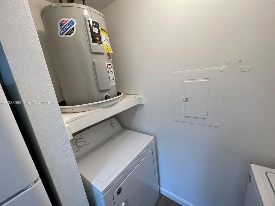 For Sale: $179,900 (2 beds, 1 baths, 731 Square Feet)