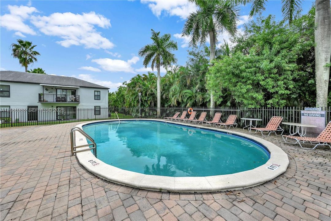 For Rent: $2,250 (2 beds, 1 baths, 896 Square Feet)