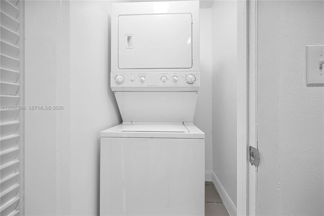 For Rent: $2,250 (2 beds, 1 baths, 896 Square Feet)