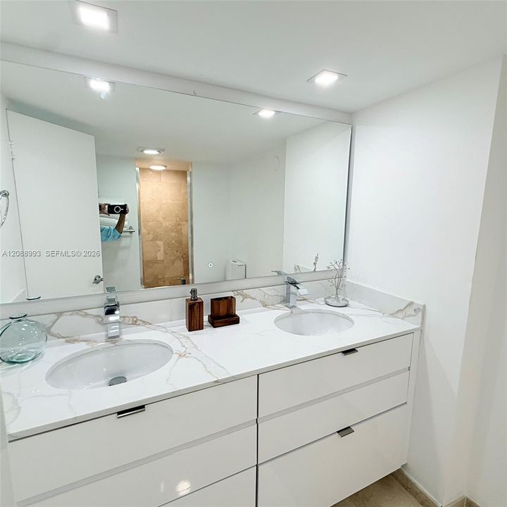 For Rent: $11,000 (2 beds, 2 baths, 1407 Square Feet)
