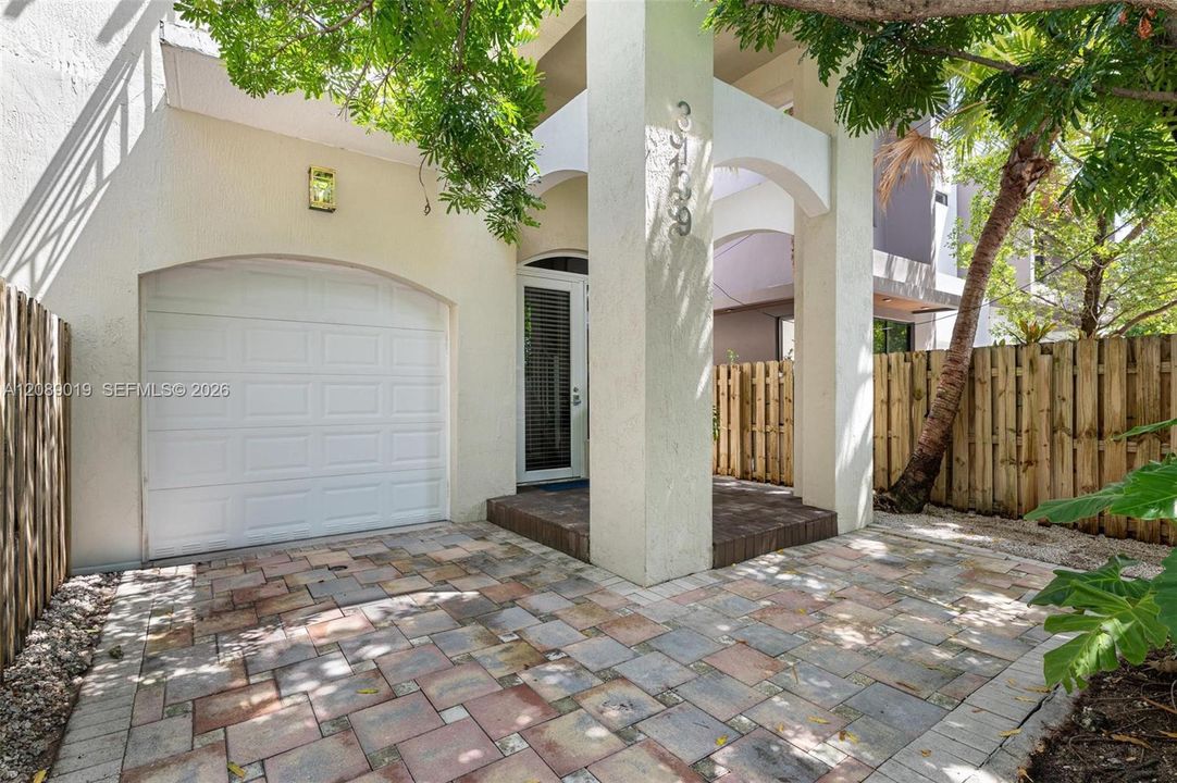 En Venta: $1,295,000 (3 camas, 2 baños, 1972 Pies cuadrados)