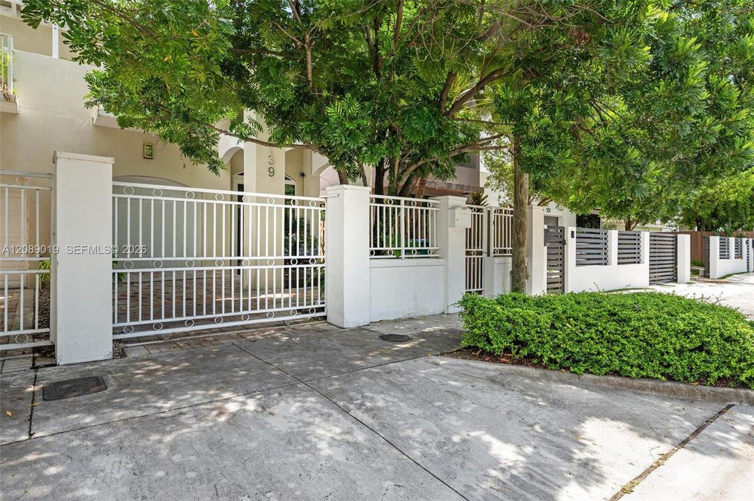 En Venta: $1,295,000 (3 camas, 2 baños, 1972 Pies cuadrados)