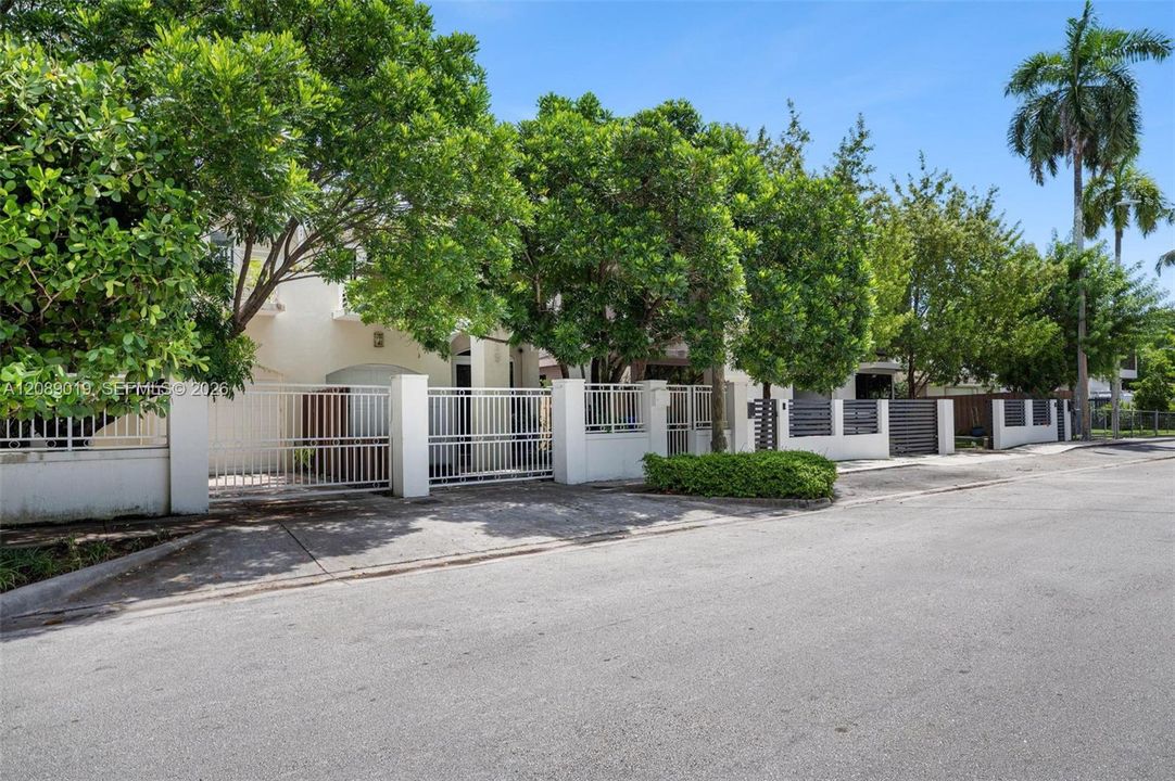 En Venta: $1,295,000 (3 camas, 2 baños, 1972 Pies cuadrados)