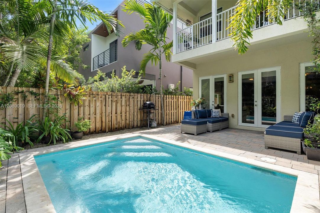 En Venta: $1,295,000 (3 camas, 2 baños, 1972 Pies cuadrados)