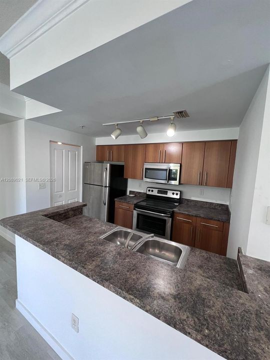 For Rent: $2,000 (2 beds, 2 baths, 1123 Square Feet)