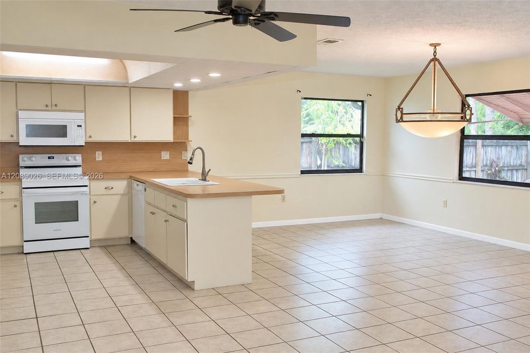 En Venta: $335,000 (2 camas, 3 baños, 1672 Pies cuadrados)