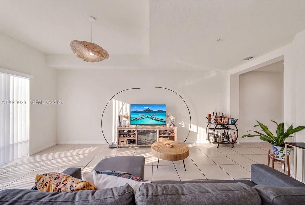 En Venta: $408,000 (3 camas, 2 baños, 1256 Pies cuadrados)
