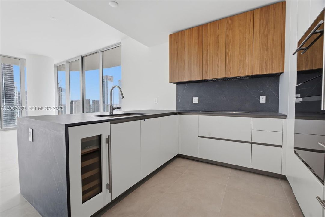 For Sale: $2,350,000 (2 beds, 2 baths, 1285 Square Feet)