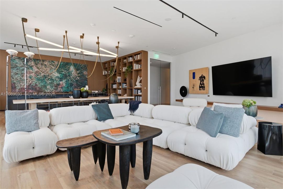 For Sale: $2,350,000 (2 beds, 2 baths, 1285 Square Feet)