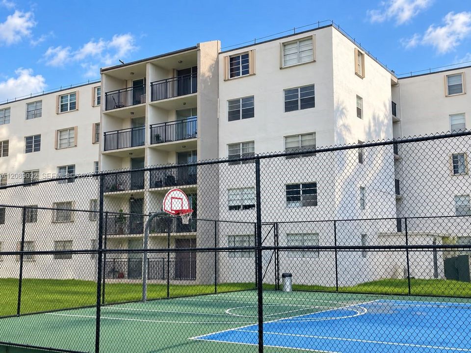 For Rent: $2,600 (1 beds, 2 baths, 1135 Square Feet)