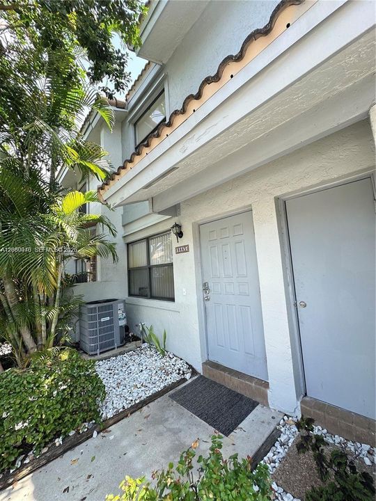 For Rent: $2,800 (3 beds, 3 baths, 1280 Square Feet)