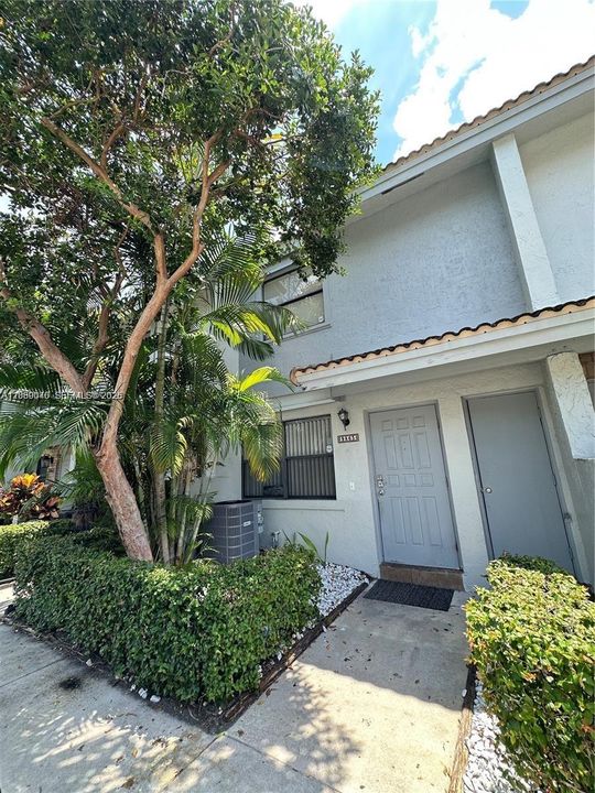 For Rent: $2,800 (3 beds, 3 baths, 1280 Square Feet)