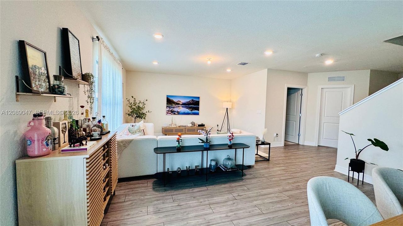 En Venta: $749,000 (5 camas, 3 baños, 2299 Pies cuadrados)