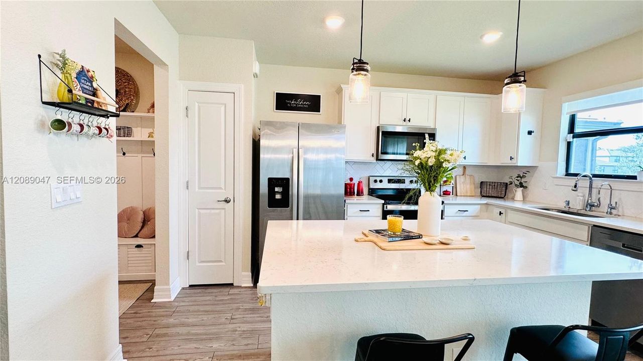 En Venta: $749,000 (5 camas, 3 baños, 2299 Pies cuadrados)