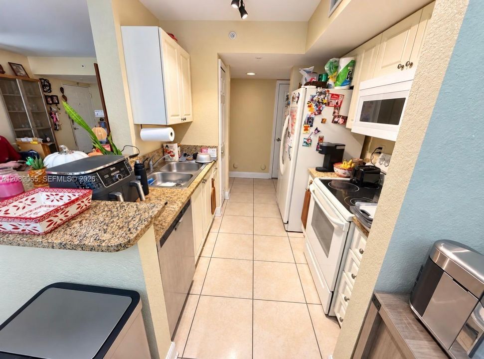 For Sale: $249,900 (1 beds, 1 baths, 746 Square Feet)