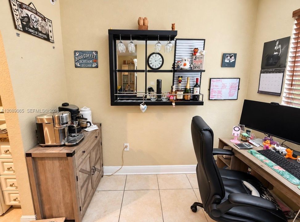 For Sale: $249,900 (1 beds, 1 baths, 746 Square Feet)