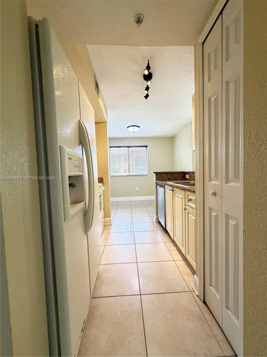 For Sale: $249,900 (1 beds, 1 baths, 746 Square Feet)