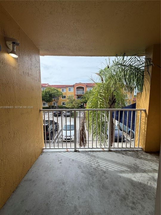 For Sale: $249,900 (1 beds, 1 baths, 746 Square Feet)