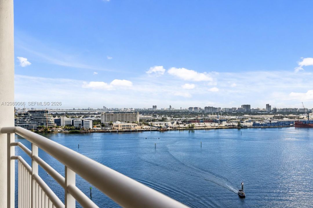 На продажу: $1,840,000 (2 спален, 2 ванн, 1709 Квадратных фут)